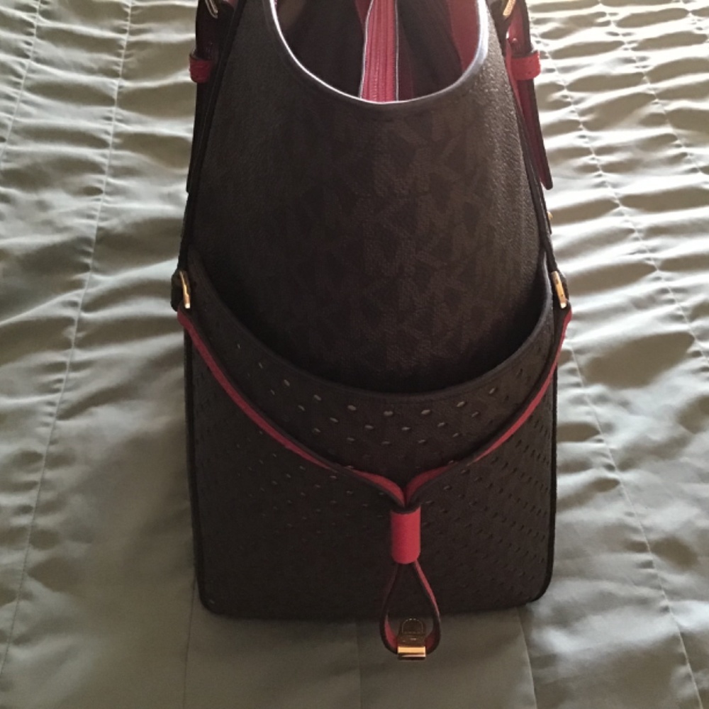 Gorgeous Mk tote and traveler - Picture 14 of 16